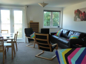 Badgers Grove Holiday Apartment with parking and 2 bathrooms sleeps up to 5 for ideal city break